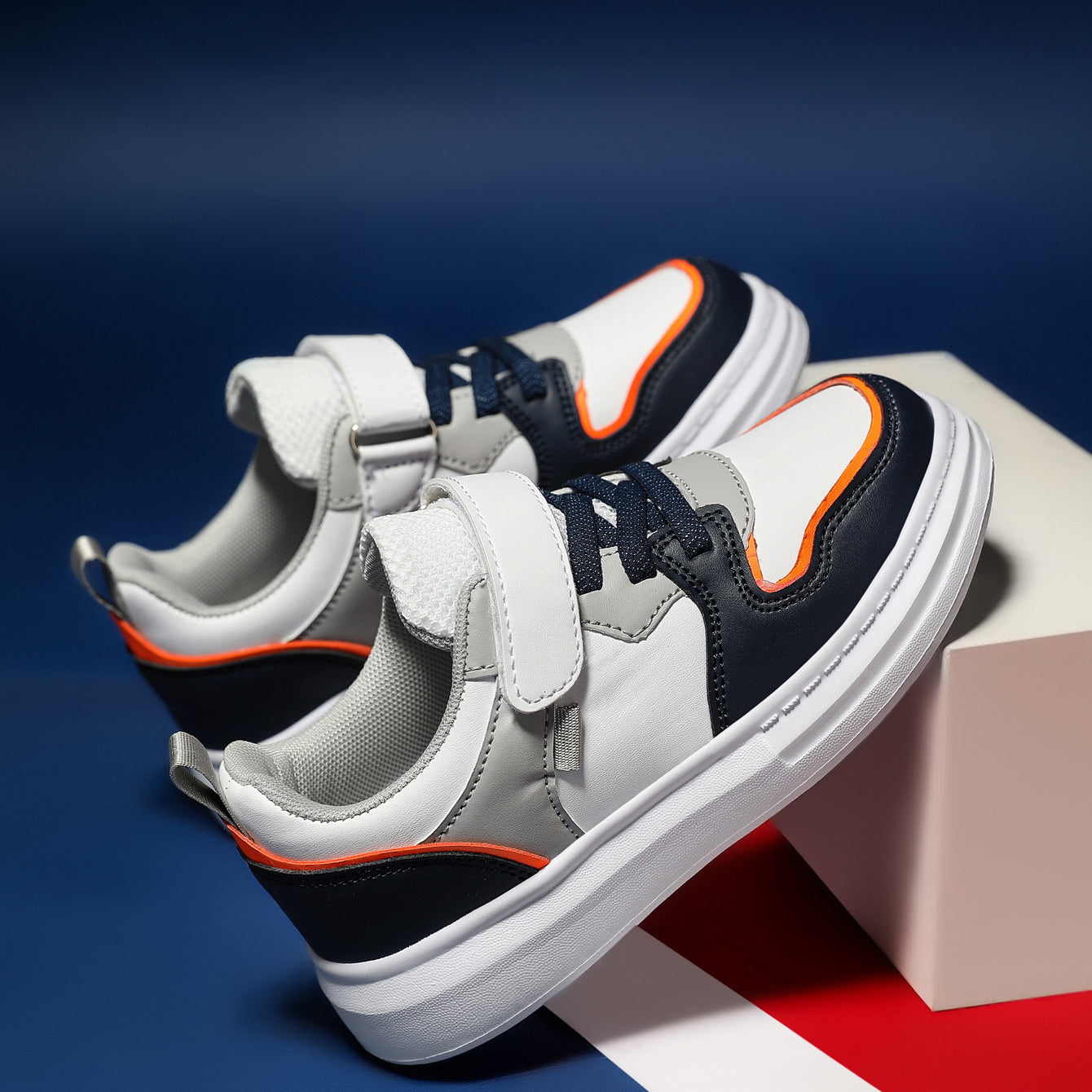 Zapatos para niños impermeables a la superficie de cuero sin deslizamiento de suela suave al por mayor