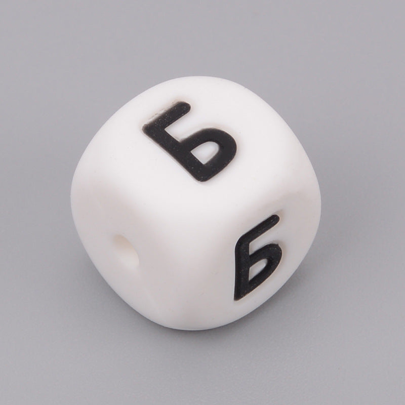 Letras rusas de silicona de 50 piezas al por mayor cuentas dispersas