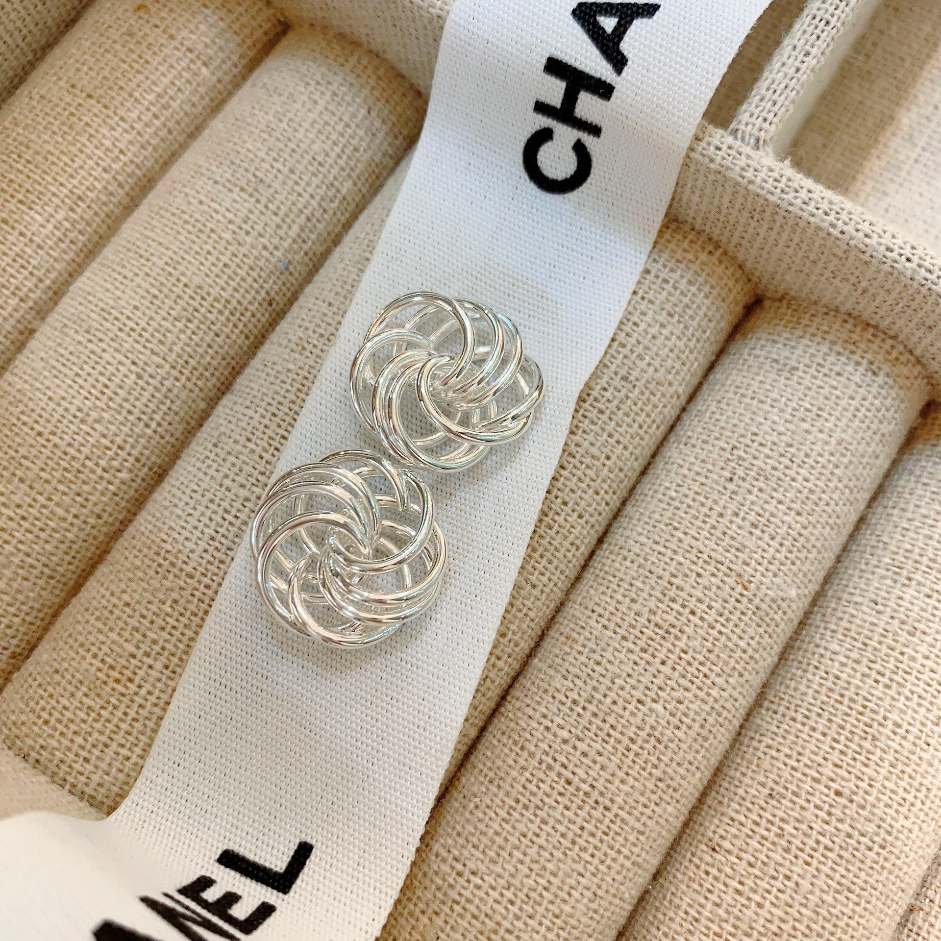 Wholesale C-shaped metal heavy duty vintage earrings