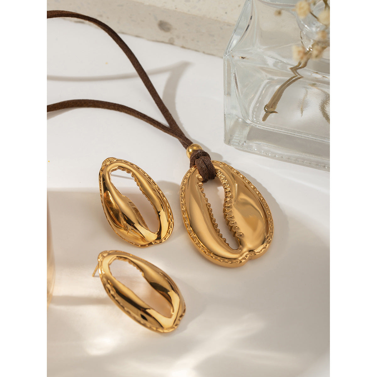 Wholesale French 18k Gold Stainless Steel Large Tooth Shell Pendant Brown Velvet Rope Necklace