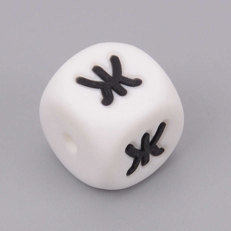 Letras rusas de silicona de 50 piezas al por mayor cuentas dispersas