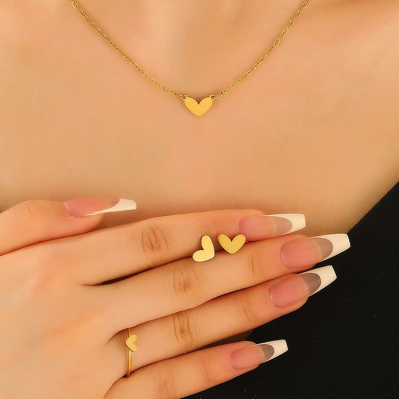 Wholesale women' s hollow heart necklace bracelet