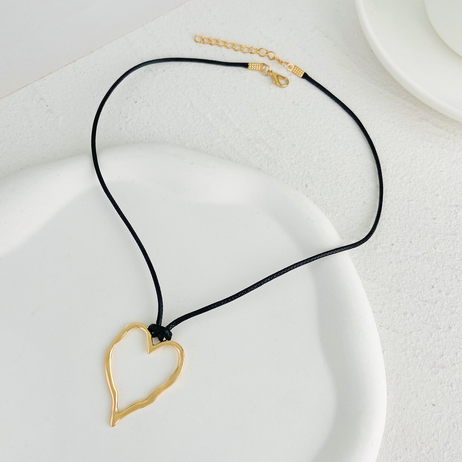 Wholesale Heart-shaped hollow pendant necklace