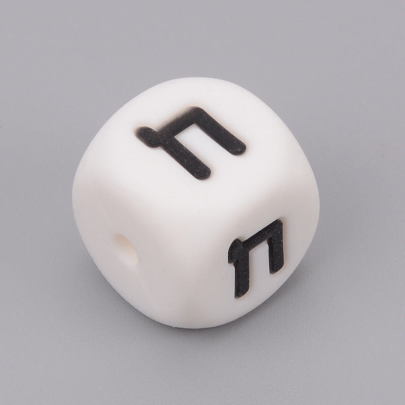 Letras rusas de silicona de 50 piezas al por mayor cuentas dispersas