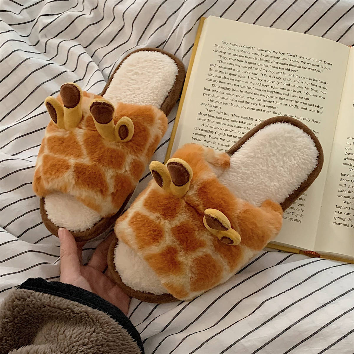 Wholesale of Autumn and Winter Giraffe Plush Cotton Slippers
