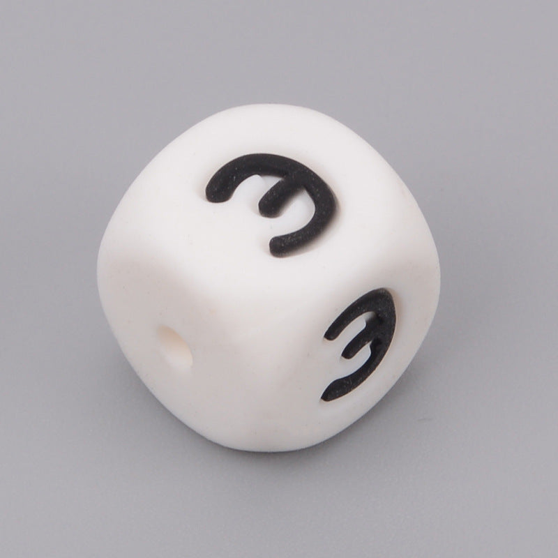 Letras rusas de silicona de 50 piezas al por mayor cuentas dispersas