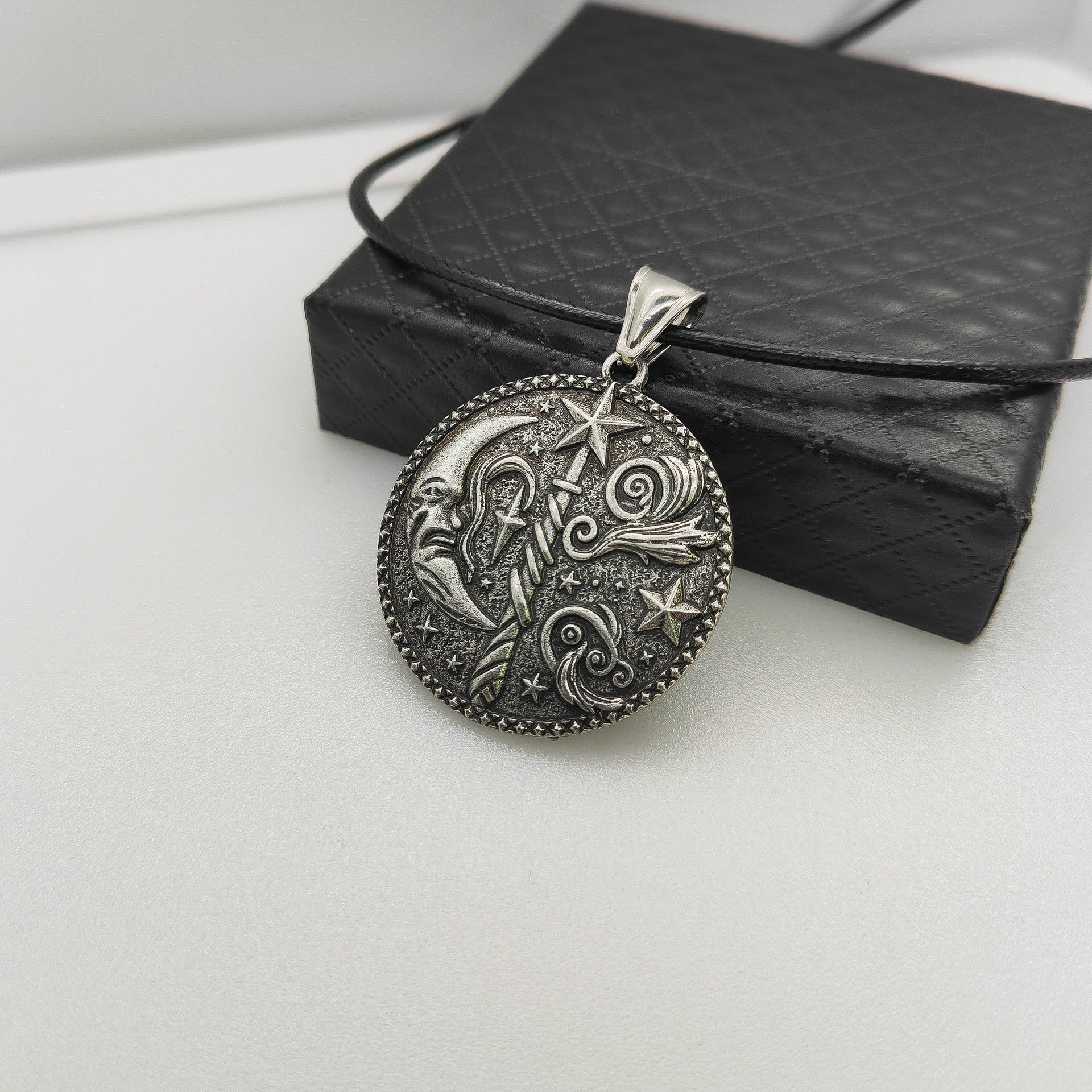 Wholesale Vintage Wizard and Moon Witchcraft Pendant Celestial Engraving Necklace