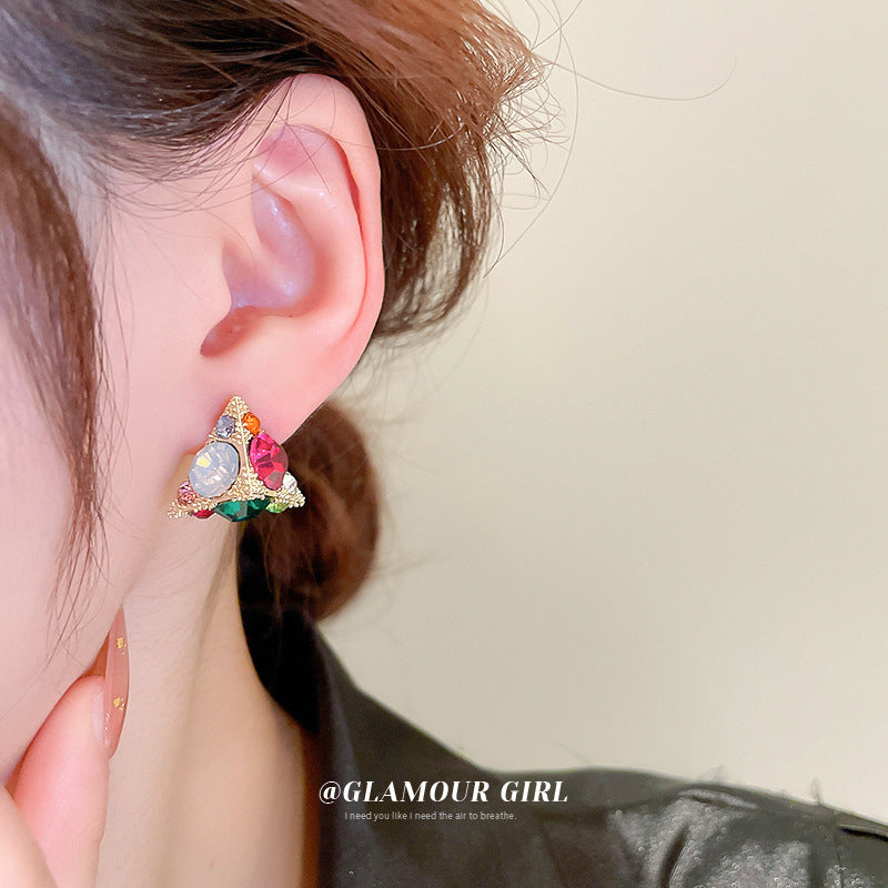 Pendientes de aleación de triángulo de circón de color aguja de plata al por mayor