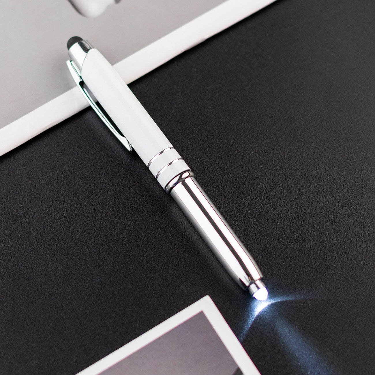 Venta al por mayor Bolígrafo multifuncional con luz LED táctil de metal