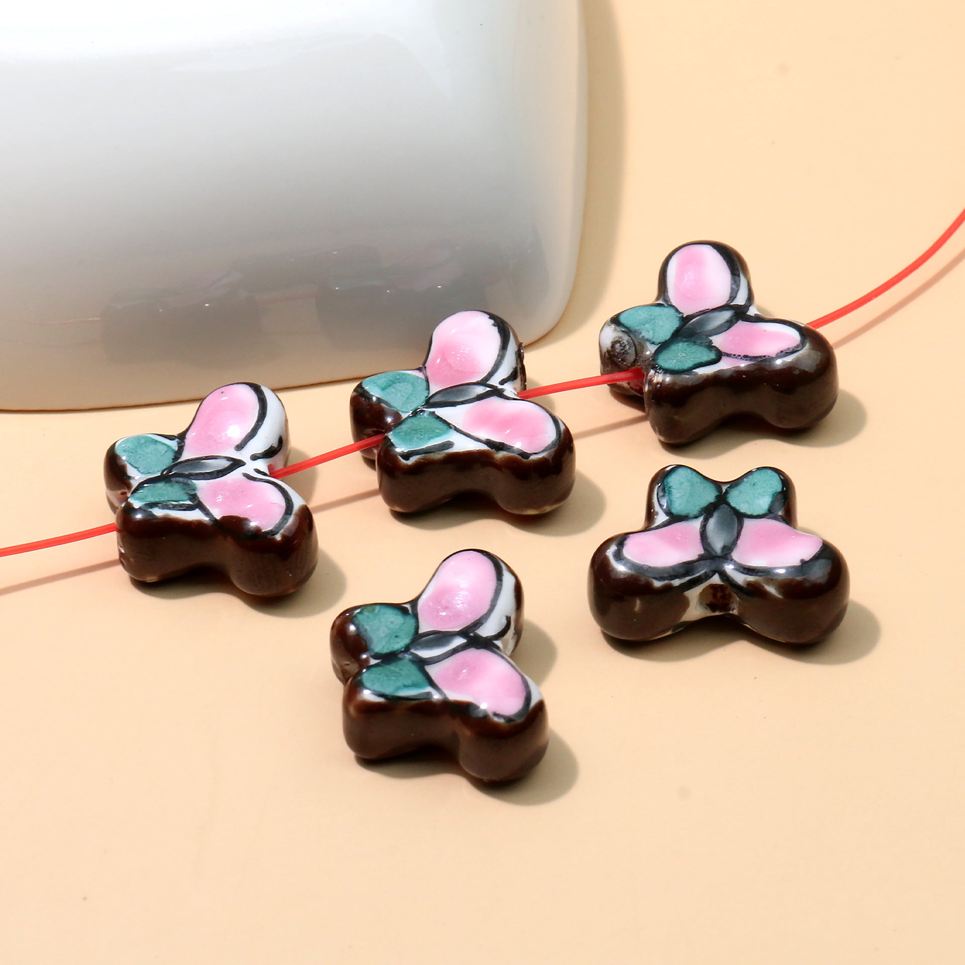 Color al por mayor Peeds de la cadena de cerámica de mariposa pintada a mano.