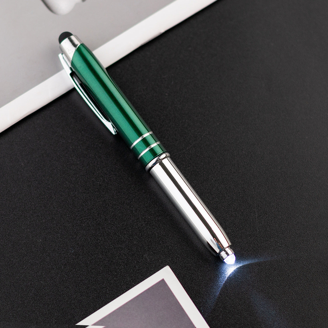 Venta al por mayor Bolígrafo multifuncional con luz LED táctil de metal