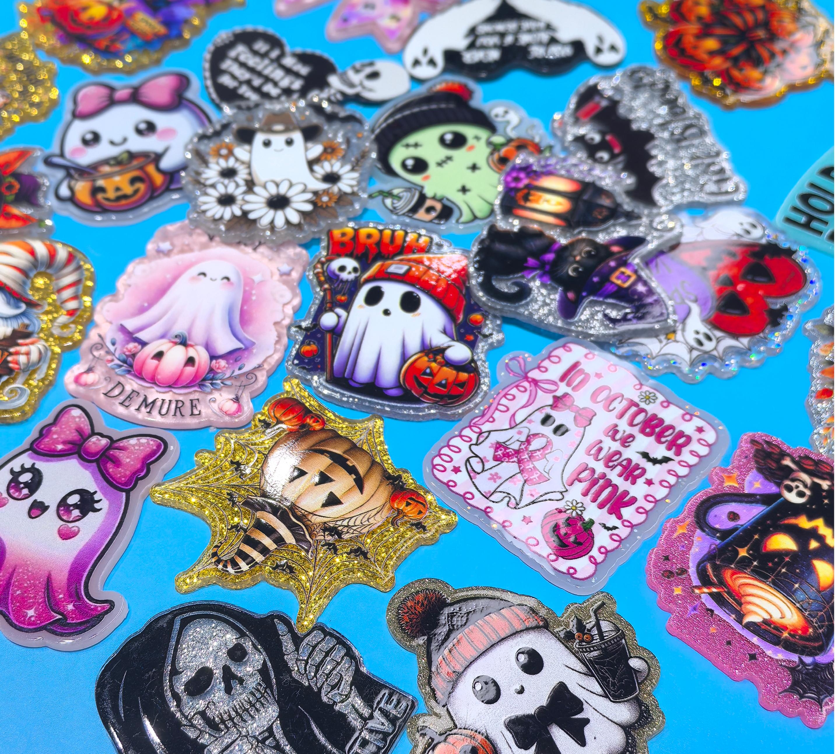 Wholesale Random 30pcs Halloween Theme  Acrylic Flat Backs for Badge Reels Keychains