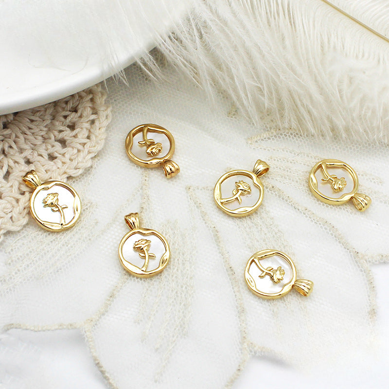 卸売銅白貝メダリオンローズペンダントネックレス 18K ゴールドメッキアクセサリーパールアクセサリー