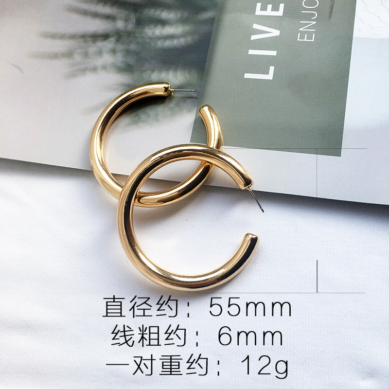 Wholesale C- shaped circle metal earrings