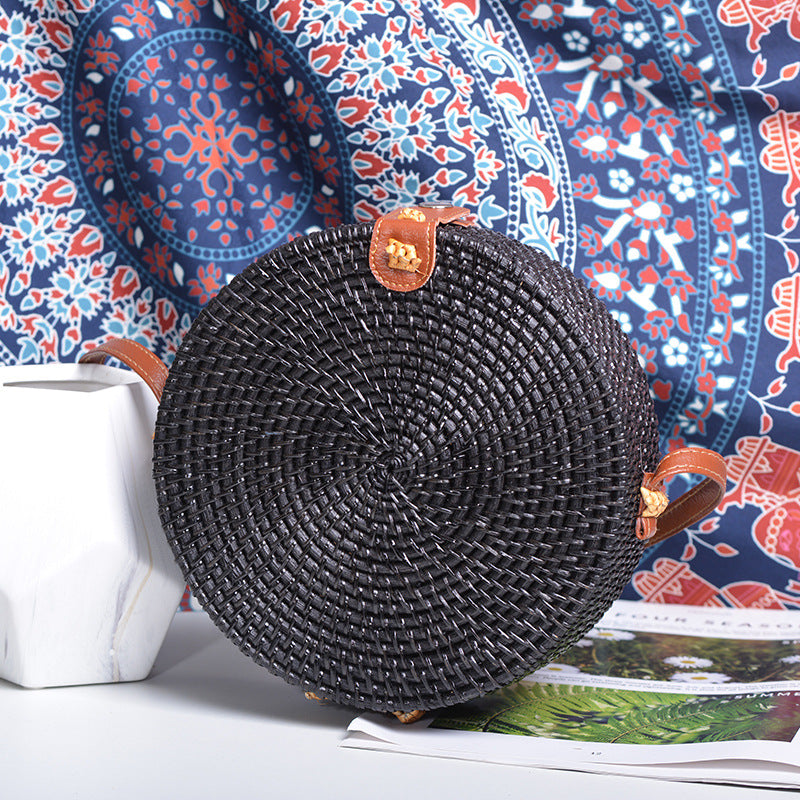 卸売手作り籐織黒と白の斜め革バックル バッグ