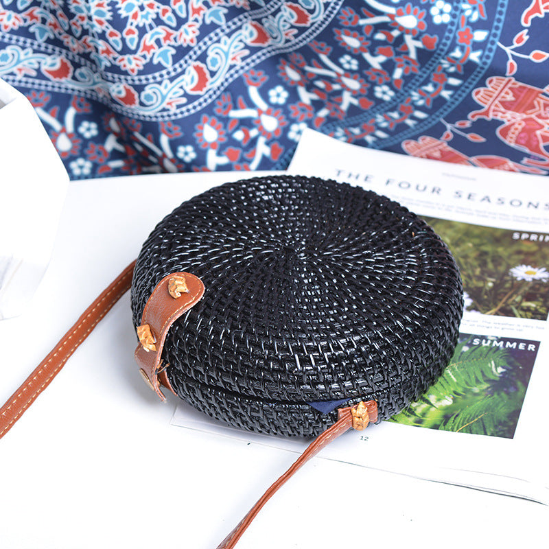 卸売手作り籐織黒と白の斜め革バックル バッグ