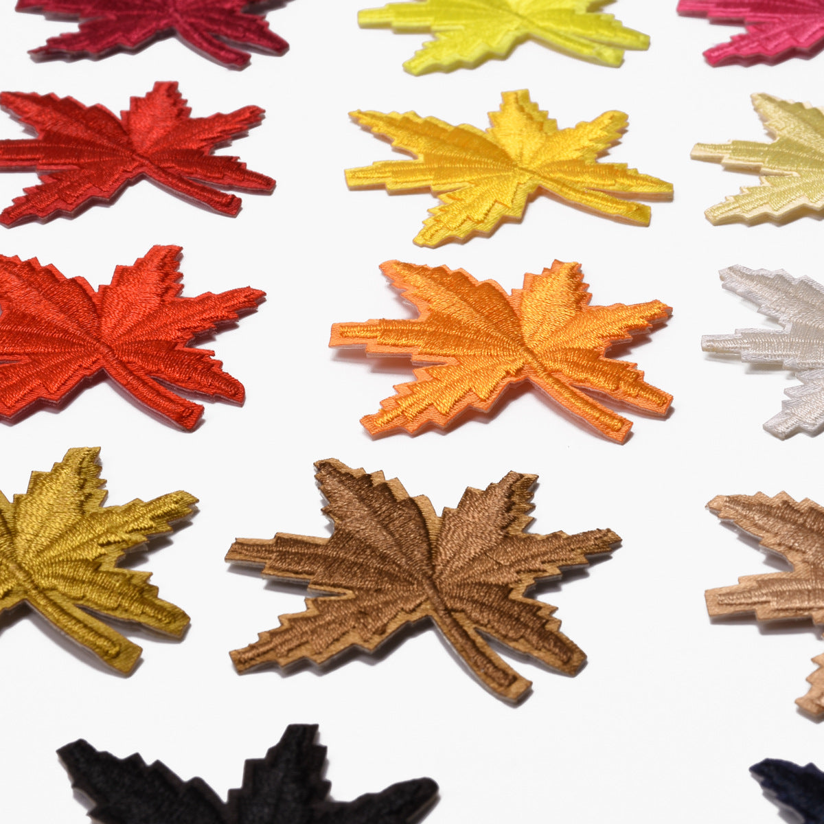 Wholesale Maple Leaf Embroidered Cloth Patch Applique Chic DIY Accessory For Clothing And Home Decor Gift Resale