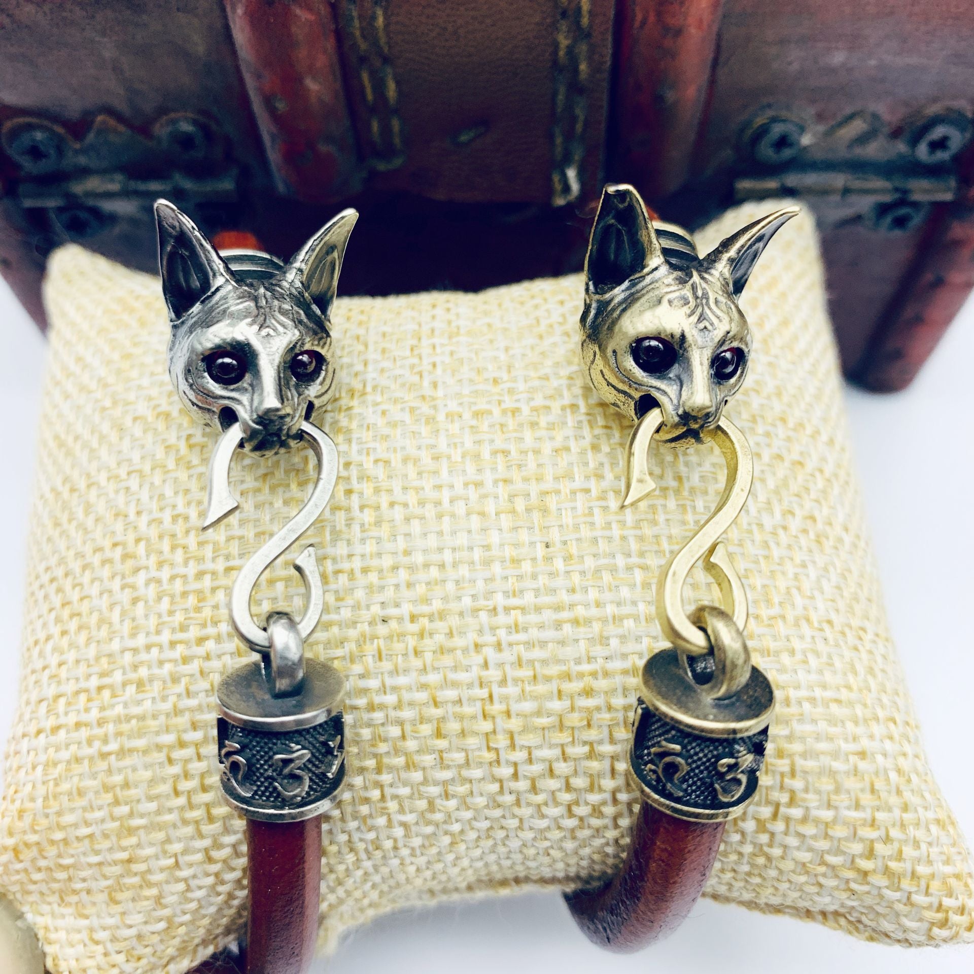 Wholesale Egyptian Cat Genuine Leather Bracelets Made of Brass Old Bracelets