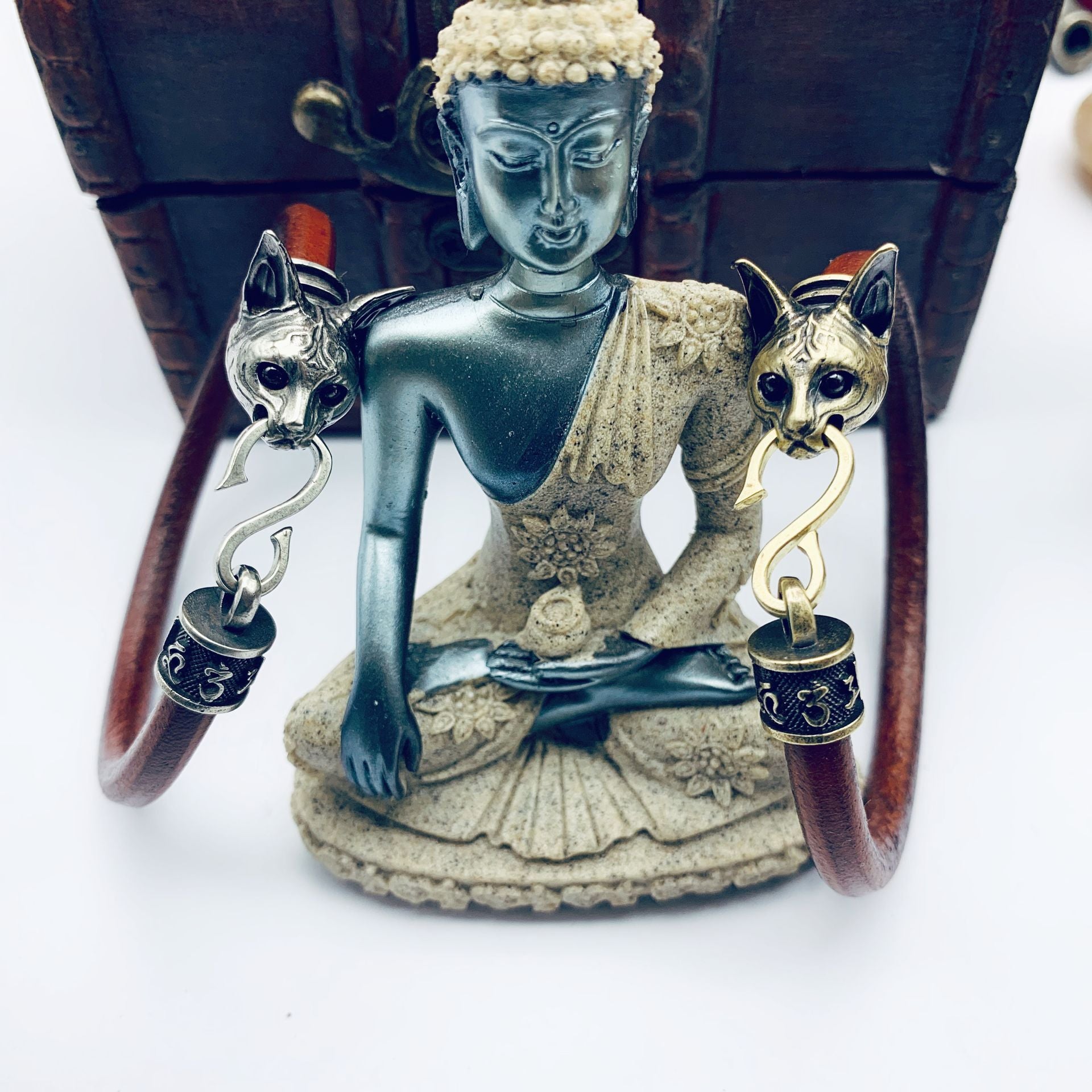 Wholesale Egyptian Cat Genuine Leather Bracelets Made of Brass Old Bracelets