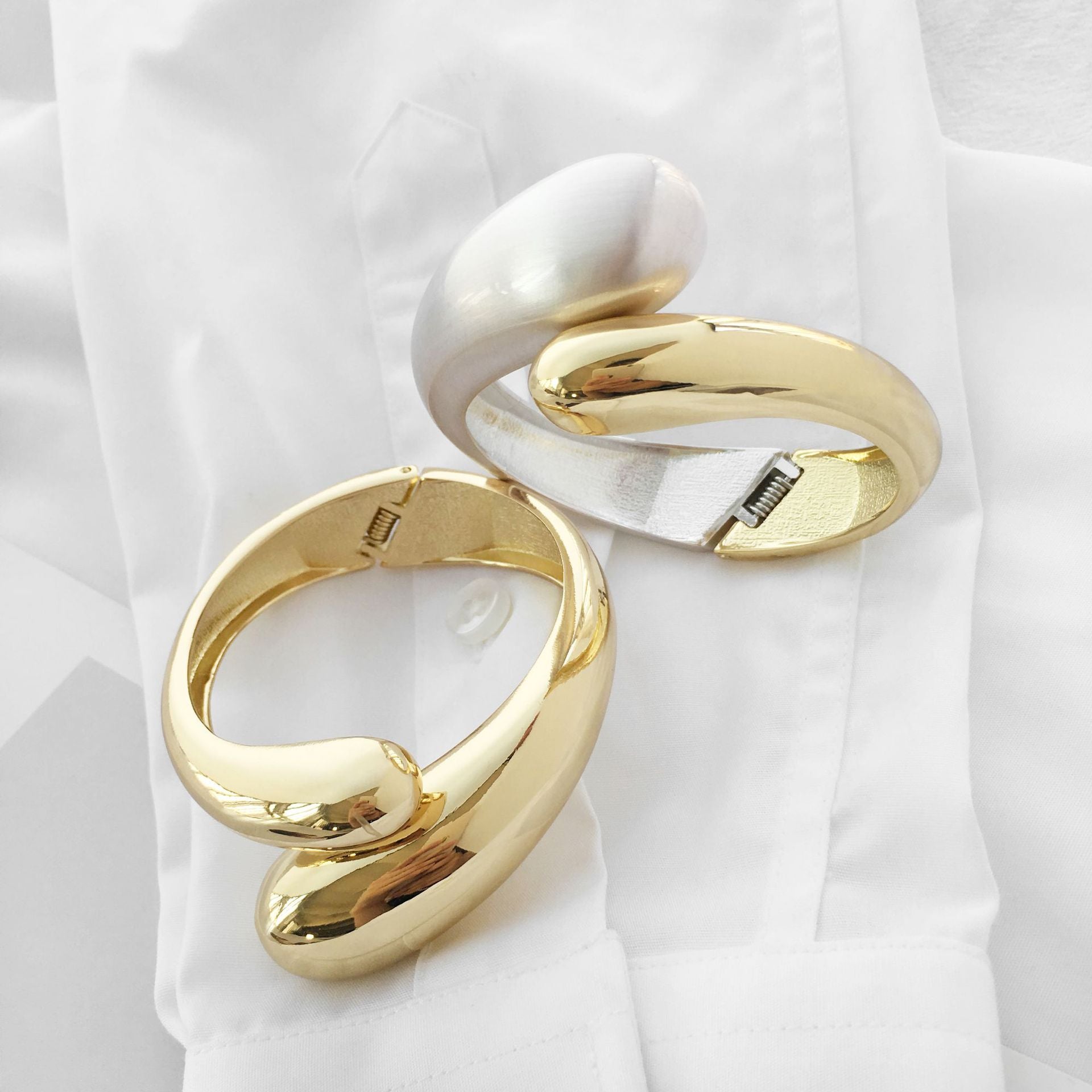 Wholesale Alloy Double-headed Two-color Stitching Open Gold-plated Spring Bracelet