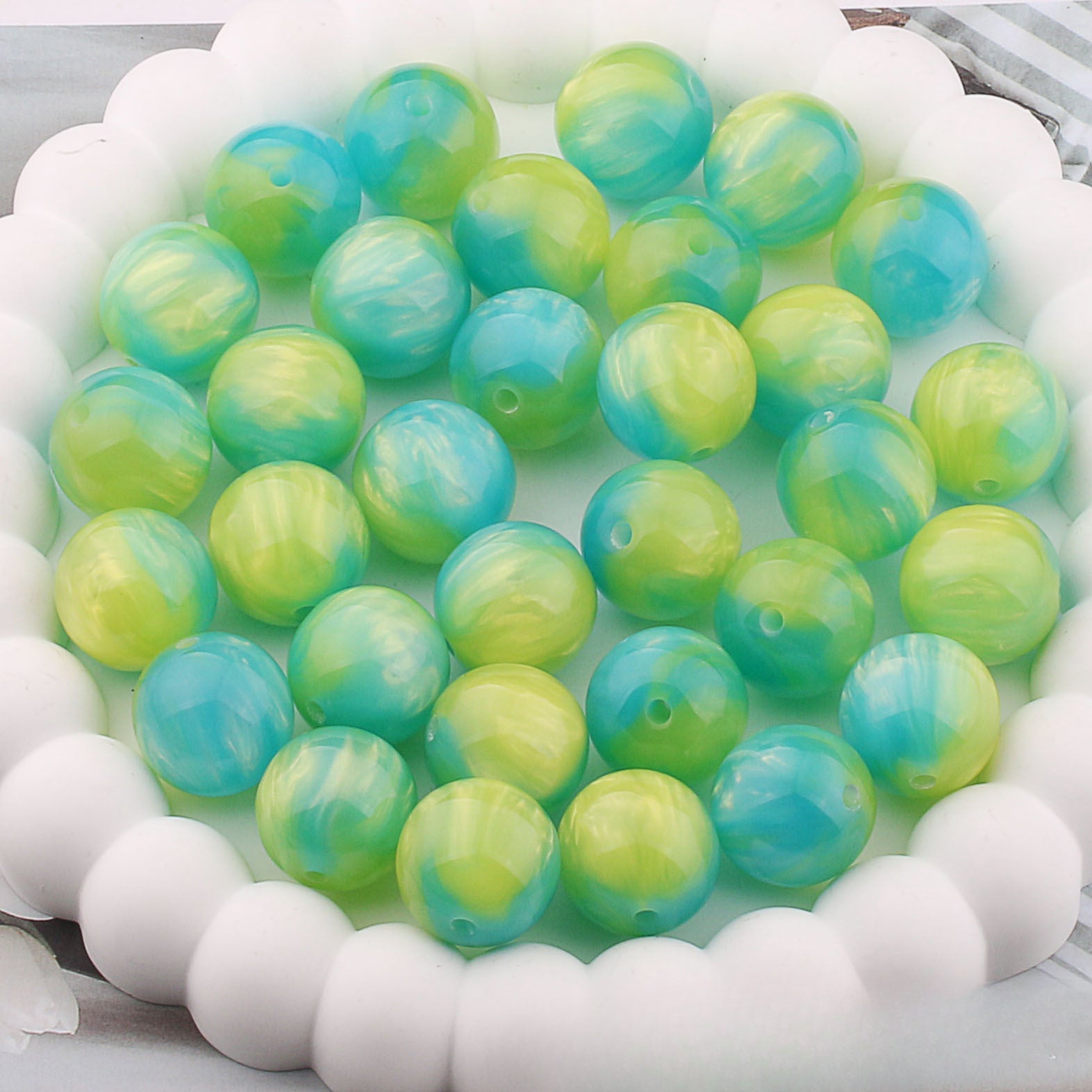 Wholesale 20PCS Pearlescent Moiré Color Gradient Straight Hole Resin Balls