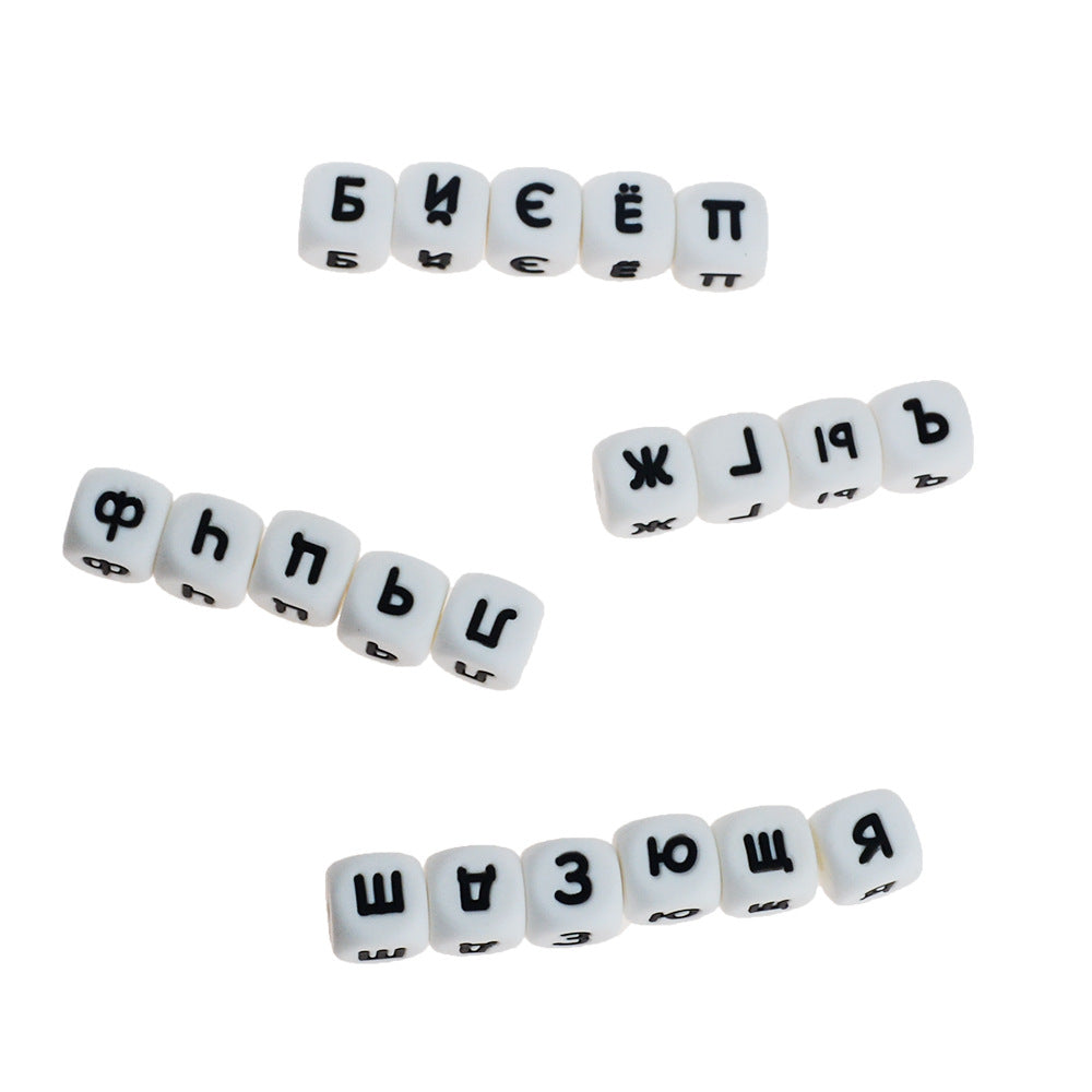Letras rusas de silicona de 50 piezas al por mayor cuentas dispersas