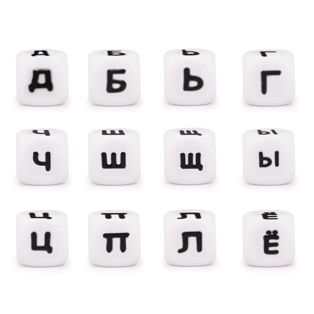 Letras rusas de silicona de 50 piezas al por mayor cuentas dispersas
