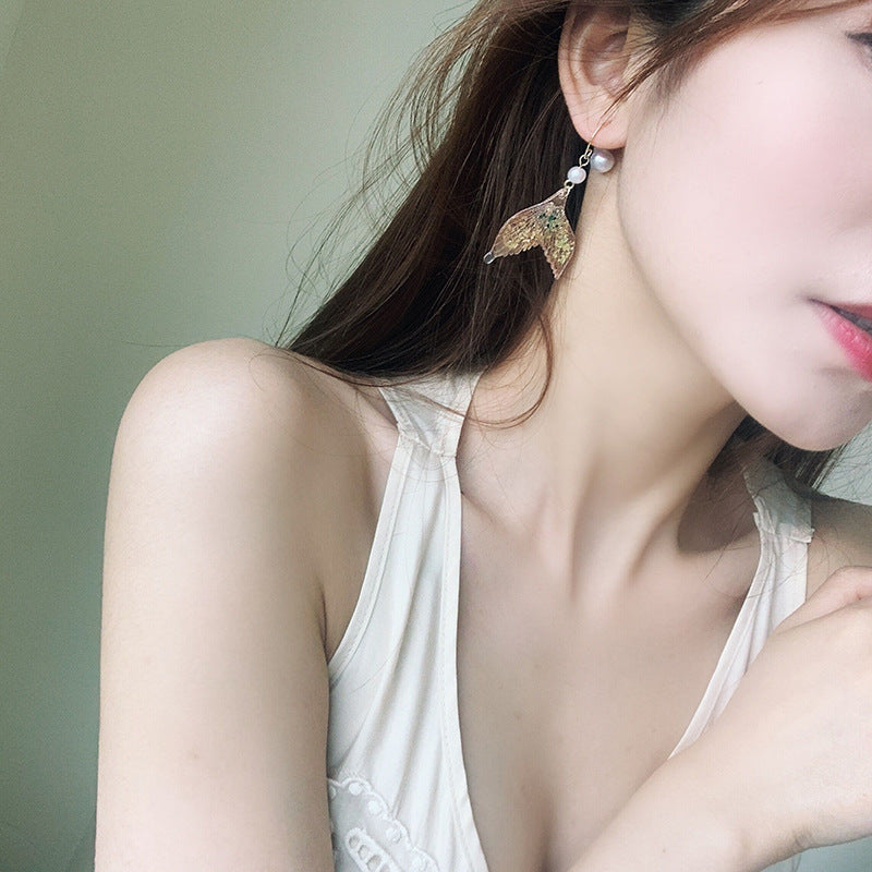 Pendientes de perlas al por mayor Pendientes de aleación de cola de pescado de lentejuelas