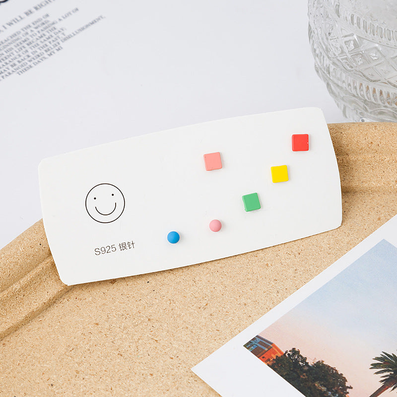 Al por mayor 925 Silver Needle colorida Pendientes de aleación de corazón de flores pequeñas de color margarita