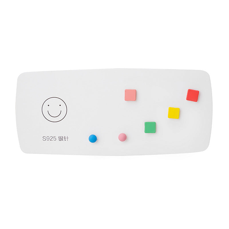 Al por mayor 925 Silver Needle colorida Pendientes de aleación de corazón de flores pequeñas de color margarita