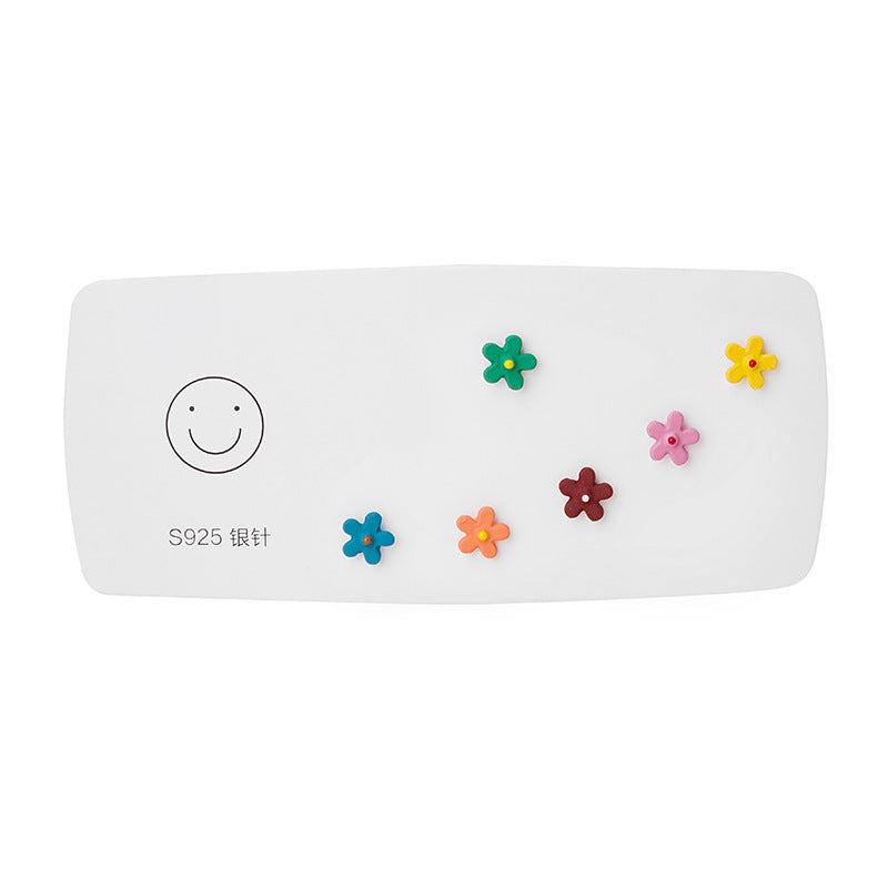 Al por mayor 925 Silver Needle colorida Pendientes de aleación de corazón de flores pequeñas de color margarita