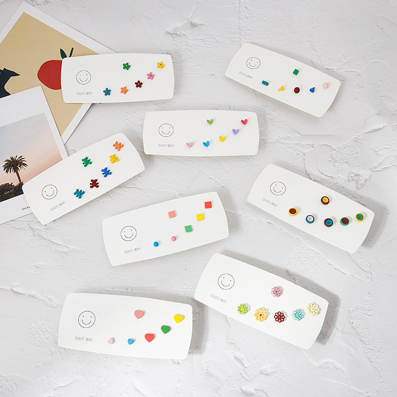 Al por mayor 925 Silver Needle colorida Pendientes de aleación de corazón de flores pequeñas de color margarita