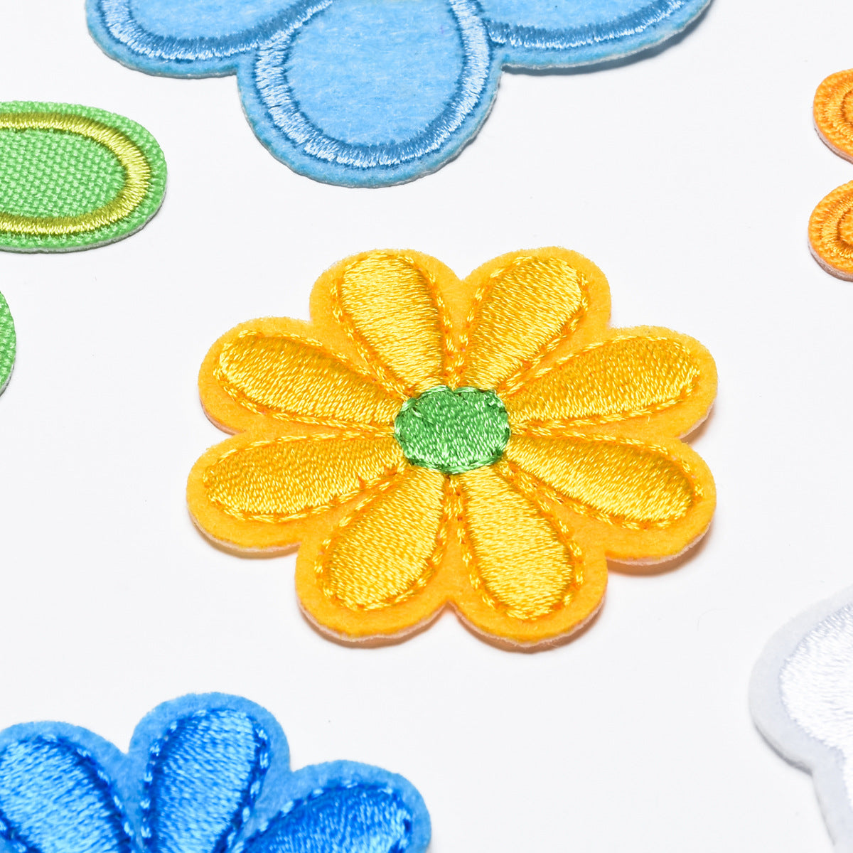Wholesale Trendy Embroidered Felt Patches Iron On Sew On Applique With Butterfly Sun Flower Motifs For Clothing Bags DIY