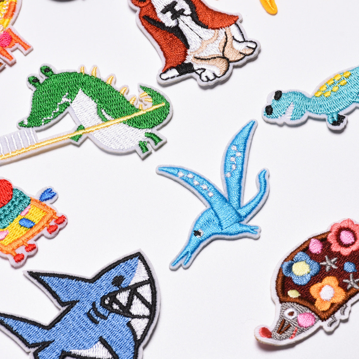 Wholesale Cute Cartoon Animal Embroidered Cloth Patches Chic Decorative Accent For Coats Fashion Accessory Boutique Resale