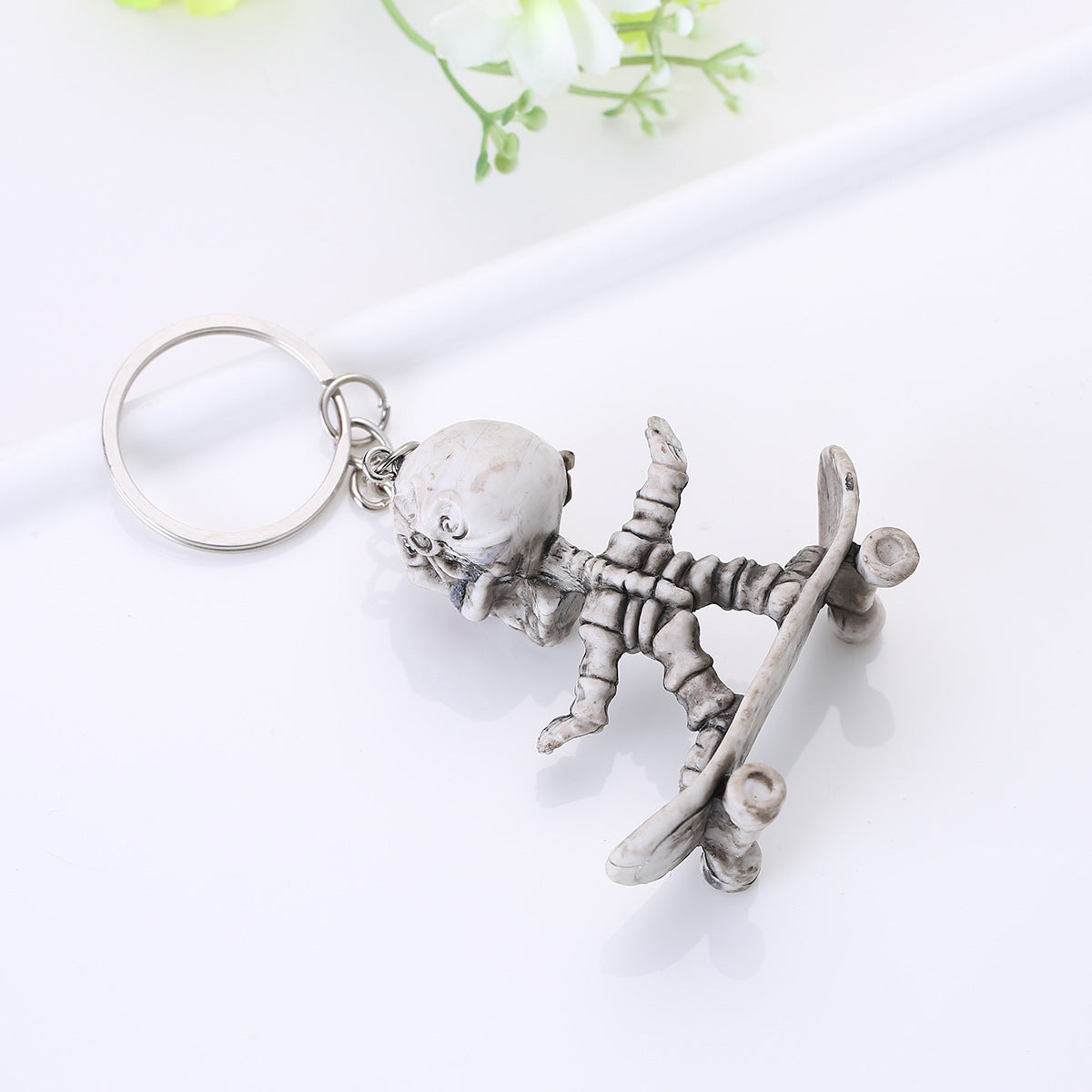Wholesale Chic Rubber Skull Skateboard Keychain Grey Fashion Accessory For Promotional Gift