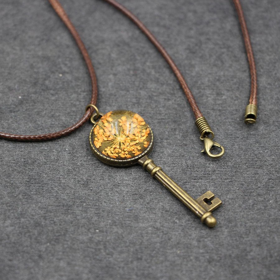 Wholesale Vintage Key Shape Dried Flower Necklace Handmade Lace Pendant Layering Jewelry Boutique Gift Resale