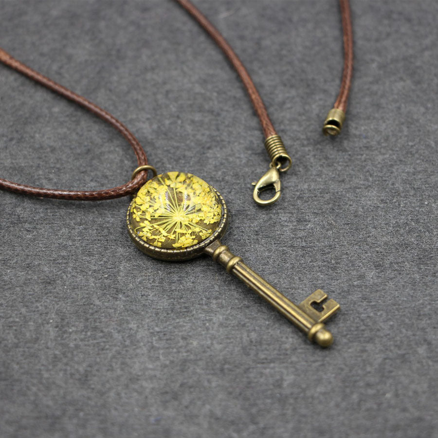 Wholesale Vintage Key Shape Dried Flower Necklace Handmade Lace Pendant Layering Jewelry Boutique Gift Resale
