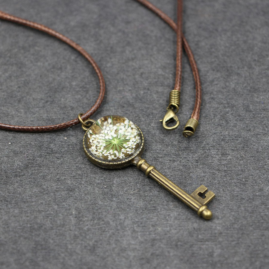 Wholesale Vintage Key Shape Dried Flower Necklace Handmade Lace Pendant Layering Jewelry Boutique Gift Resale