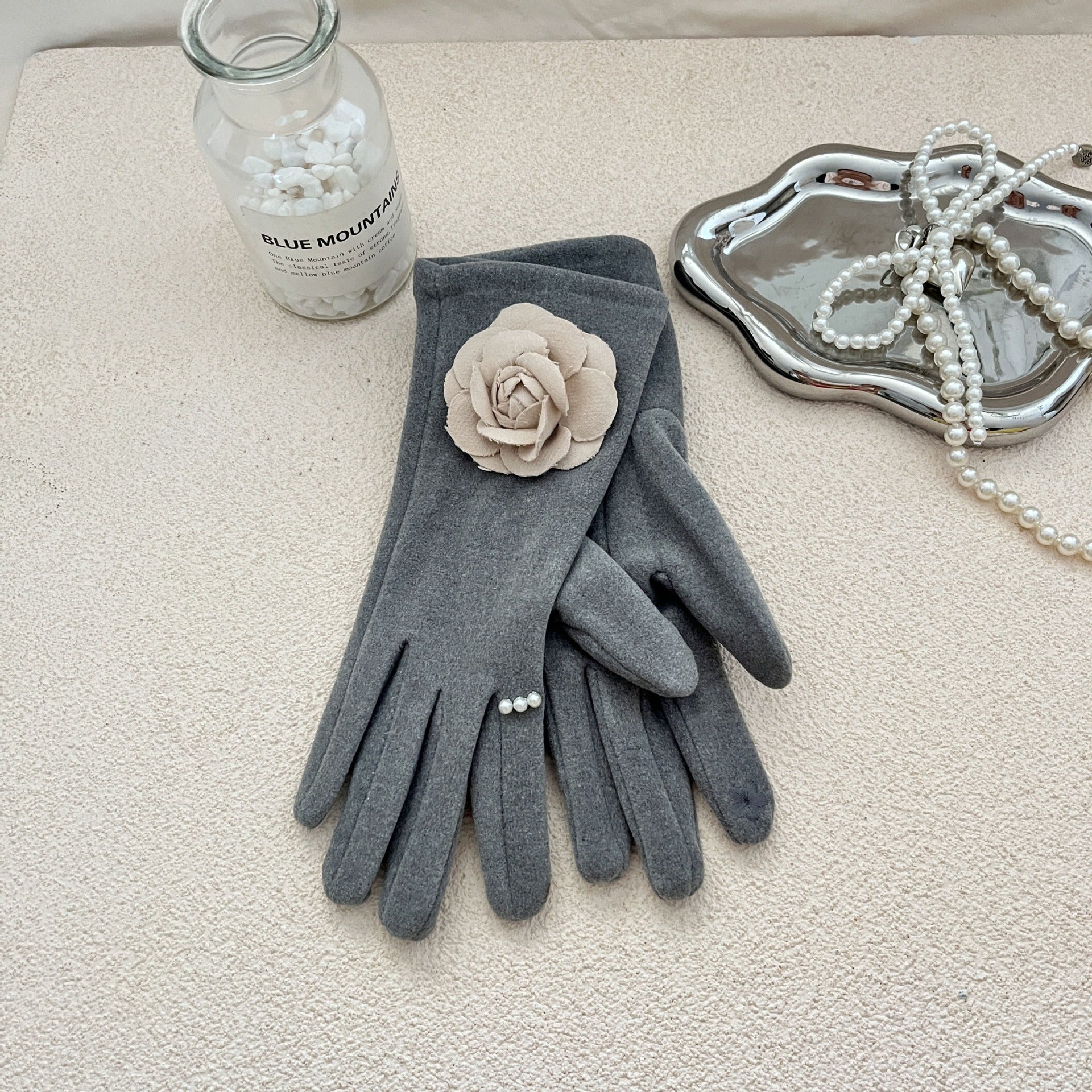 Wholesale Handmade Velvet Cream Camellia Pearl Autumn and Winter Warm Gloves