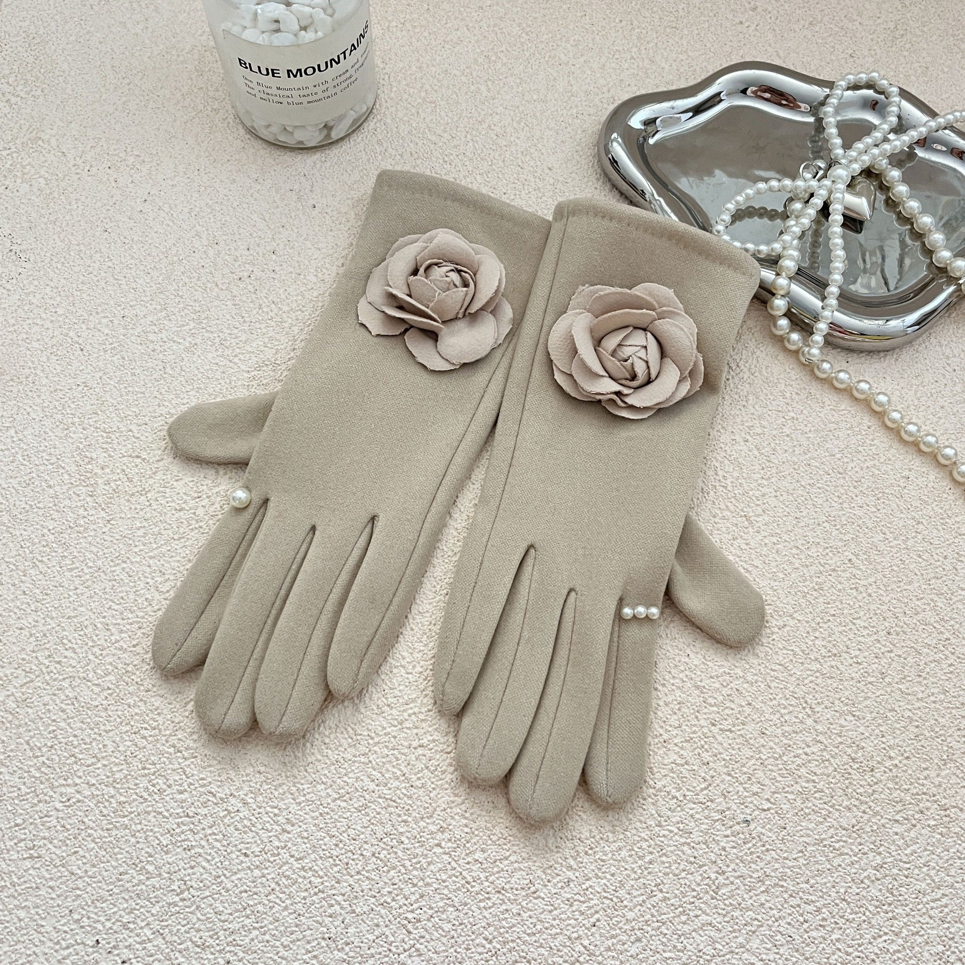 Wholesale Handmade Velvet Cream Camellia Pearl Autumn and Winter Warm Gloves