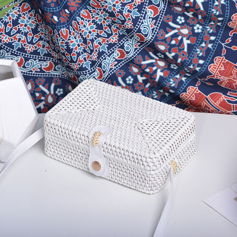 卸売手作り籐織黒と白の斜め革バックル バッグ