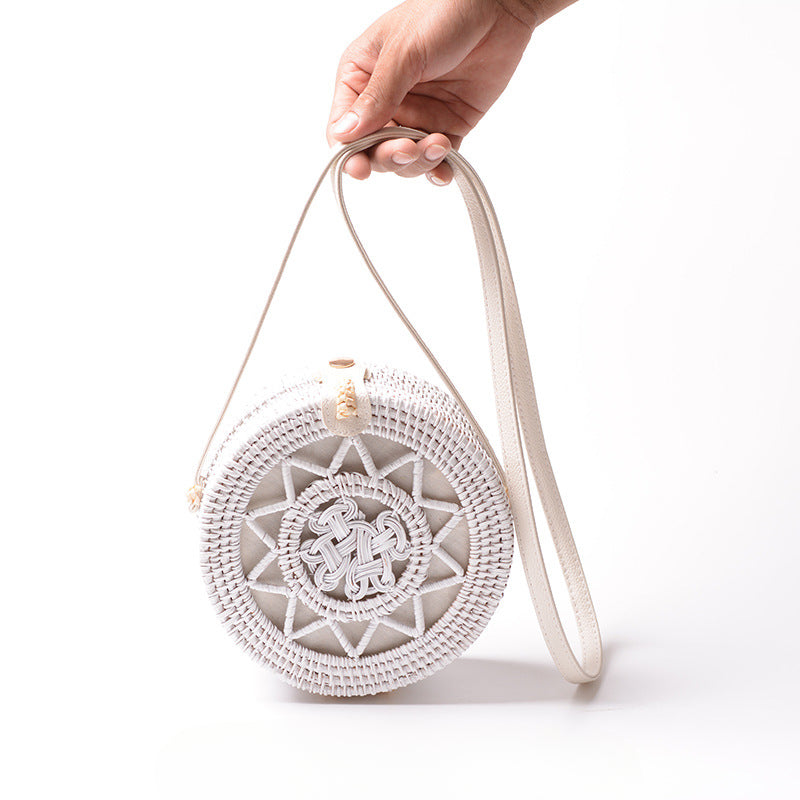 卸売手作り籐織黒と白の斜め革バックル バッグ