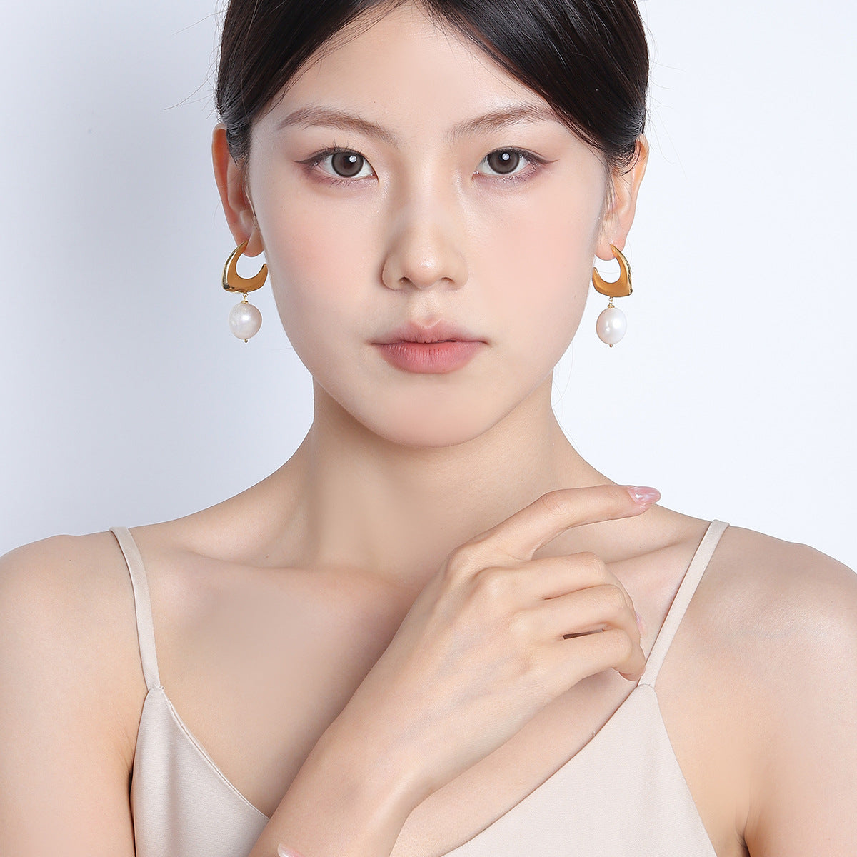 Wholesale C-shaped Pearl Earrings