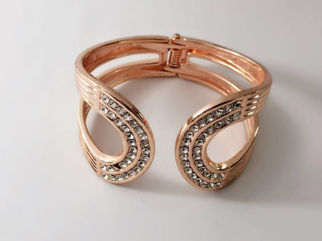 Wholesale Fan-Shaped Symmetrical Exaggerated Alloy Bracelet
