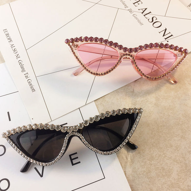 Wholesale Retro Triangle Exaggerated Cat-eye Sunglasses with Diamonds