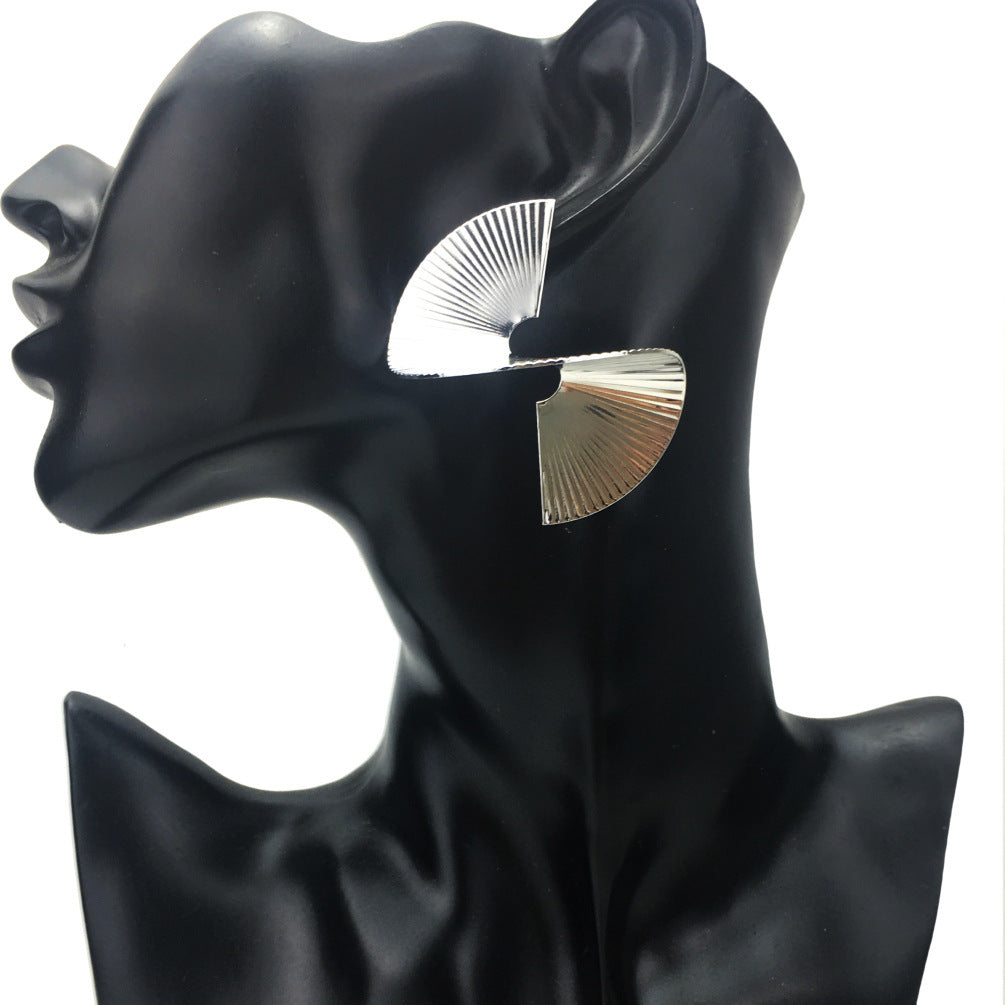 Wholesale Swivel Stripe Scalloped Alloy Earrings