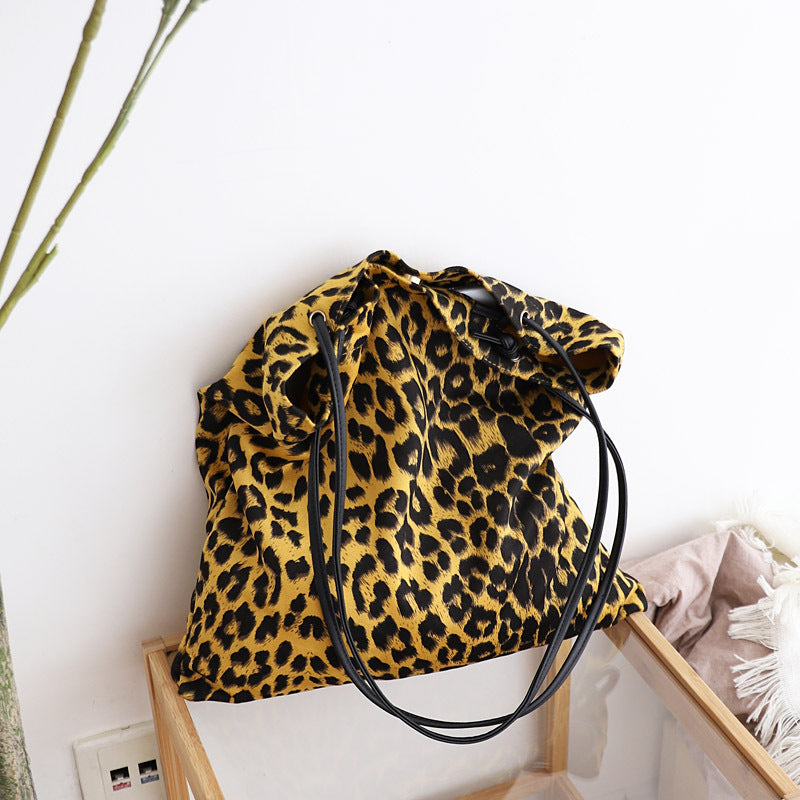 Wholesale Simple Leopard Print Canvas Shoulder Bag