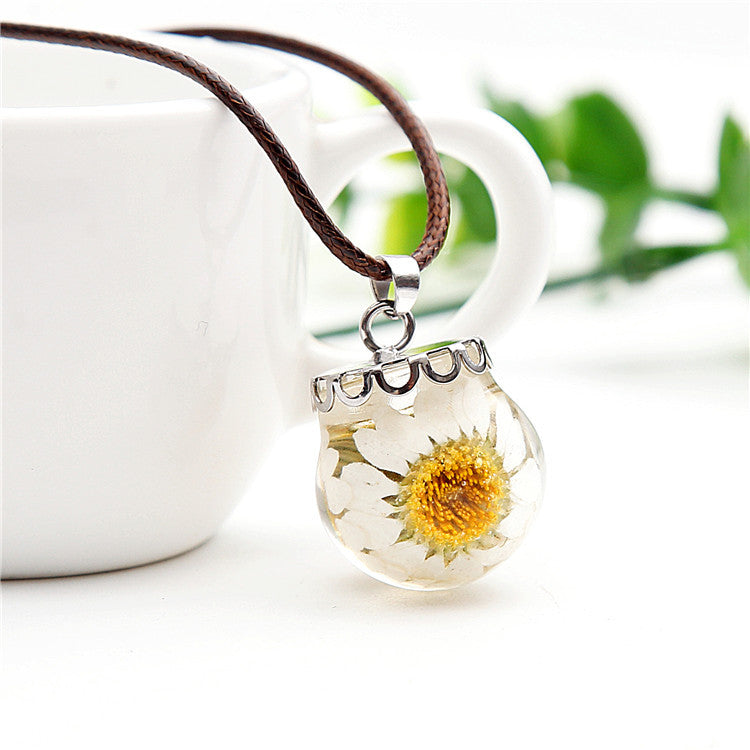 Wholesale 6pcs Creative Small Daisy Resin Real Flower Acrylic Spherical Solid Dried Flower Necklace