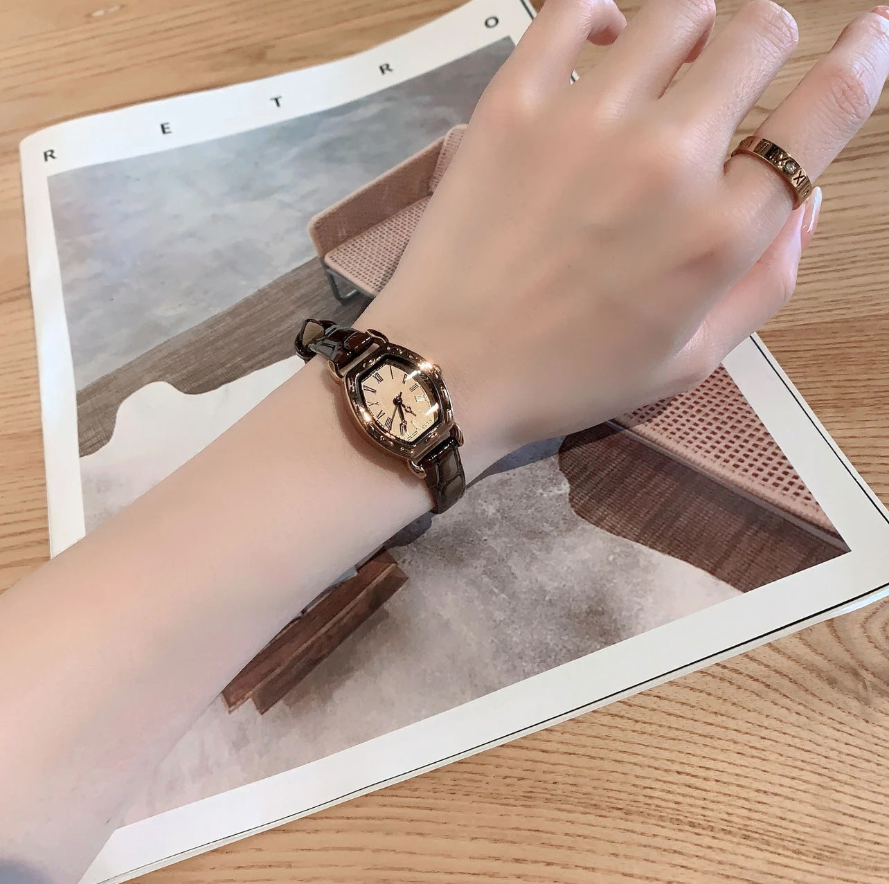 Wholesale Stylish Classic Tonneaustyle Quartz Movement Waterproof Watch