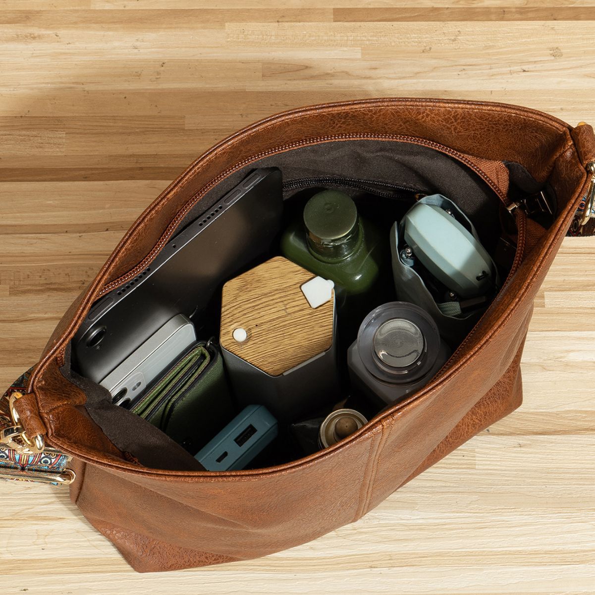 Wholesale of Large Capacity Retro Wide Shoulder Straps, Soft Leather Crossbody Shoulder Bags